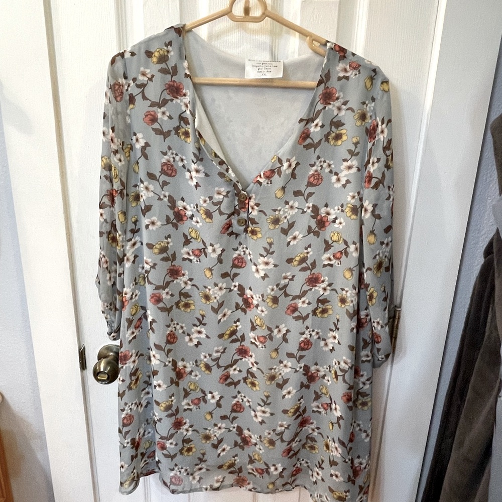 Built by Dreamers XXL sheer floral blue with liner. 2/3 sleeves.